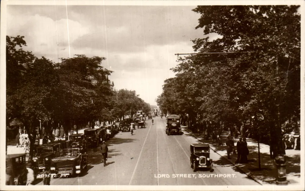 Lord Street, Southport — vista de calle con coches y peatones — Valentine's Post Card - Anverso