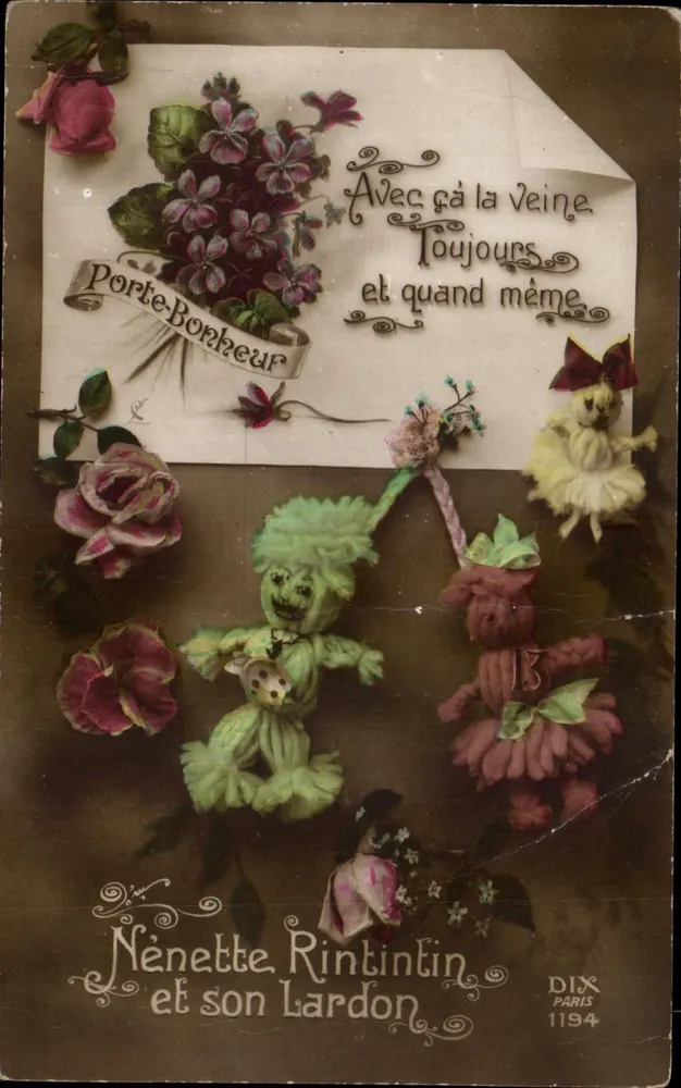 Nénette Rintintin und ihr Lardon — humorvolle Ansichtskarte mit Stofffiguren und Blumenstrauß — Verlag DIX, Paris, Nr. 1194 - Vorderseite