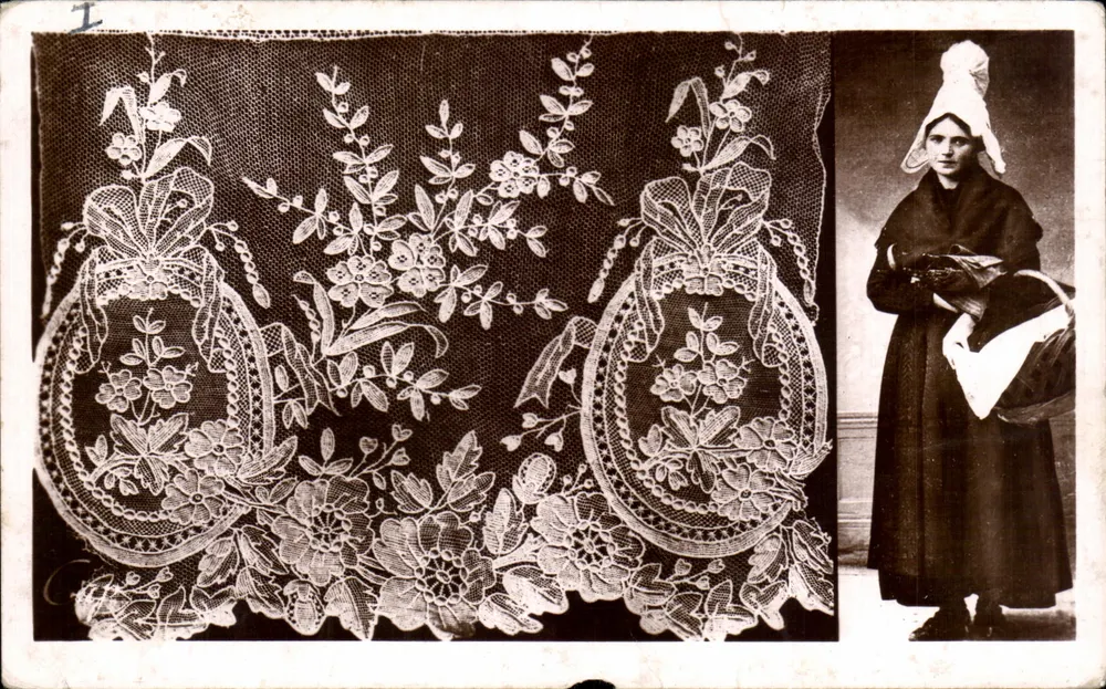 Tricô de Alençon — mulher em traje tradicional — editor: Réal Photo G.A.P. Paris - Frente