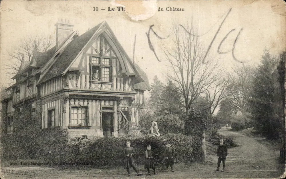 Le Ti du Château — maison à colombages avec enfants jouant — Imp. Lib. Maugonot, Neufchâtel-en-Thelle - Voorkant
