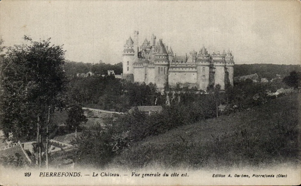 PierreFonds — O Castelo — Visão geral do lado leste — Edição A. Dérôme, Pierrefonds (Oise) - Frente