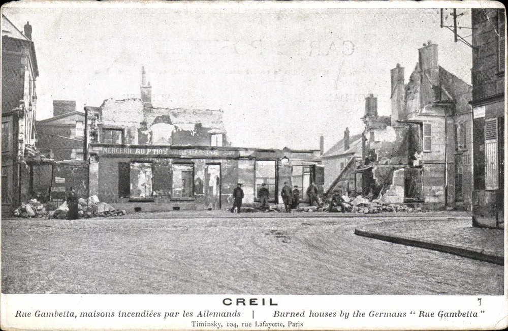 Creil — Rue Gambetta, Gebäude, die von den Deutschen in Brand gesteckt wurden — Timinsky, 104, rue Lafayette, Paris - Vorderseite