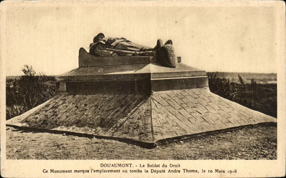 Douaumont - Der Soldat des Rechts — Gedenkstein für den Tod des Abgeordneten André Thome am 10. März 1916 — Verlag: H. G. (Drucker Douaumont) - Vorderseite