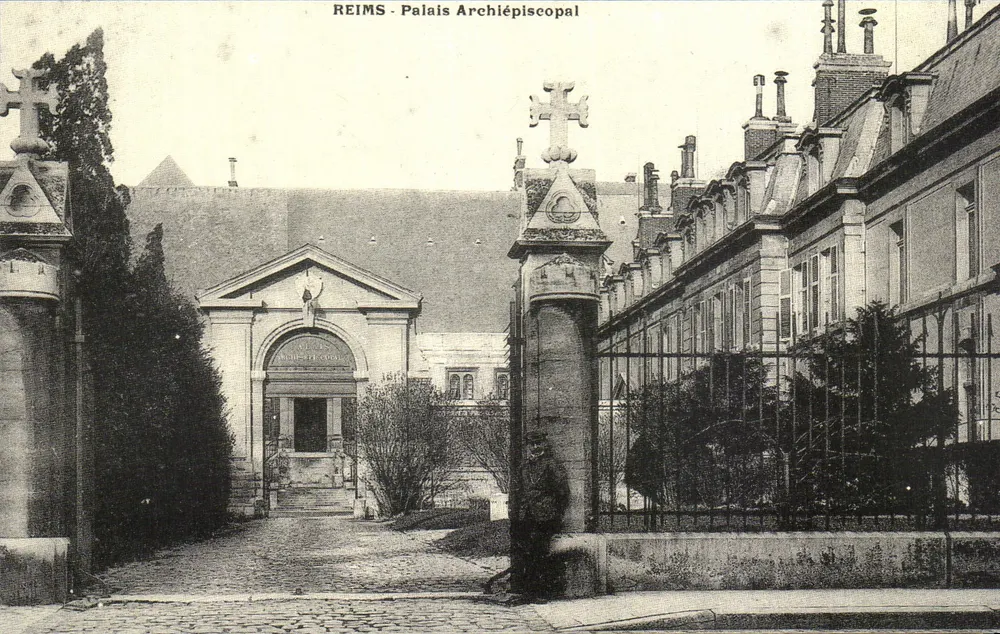 Reims - Palácio Arquiepiscopal — Vista da entrada com portal e cruz — Editor L'Aurore - Frente