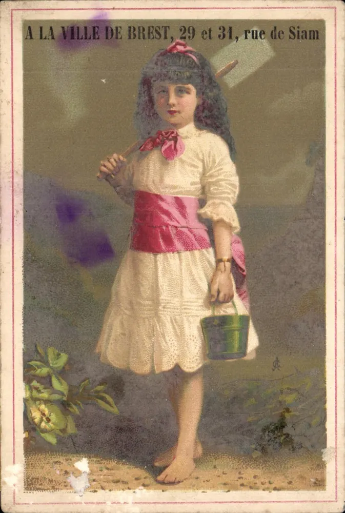 Fille en robe blanche et ceinture rose — devant un décor de fleurs — éditeur Noguë, 29 & 31 rue de Siam, Brest - Vorderseite
