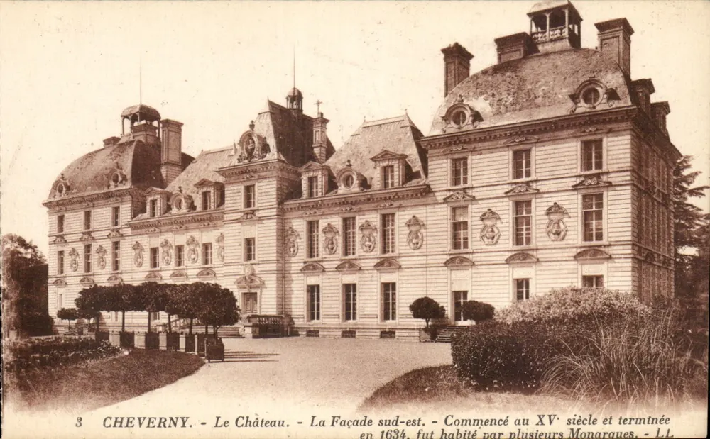 Cheverny - Das Schloss - Die Südostfassade - Angefangen im 15. Jahrhundert und fertiggestellt 1634, bewohnt von mehreren Monarchen - L.L. - Vorderseite