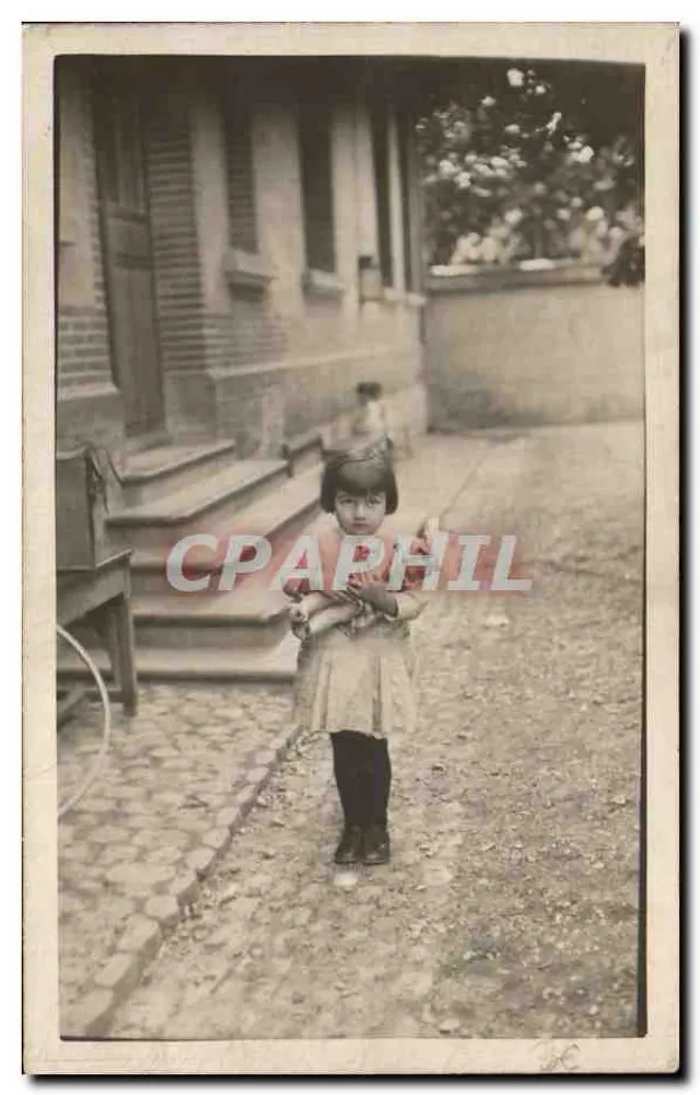 Kleine Mädchen, das ein Vogel hält — gepflasterte Hof vor einem Haus — datiert 31. Mai 1929 - Vorderseite