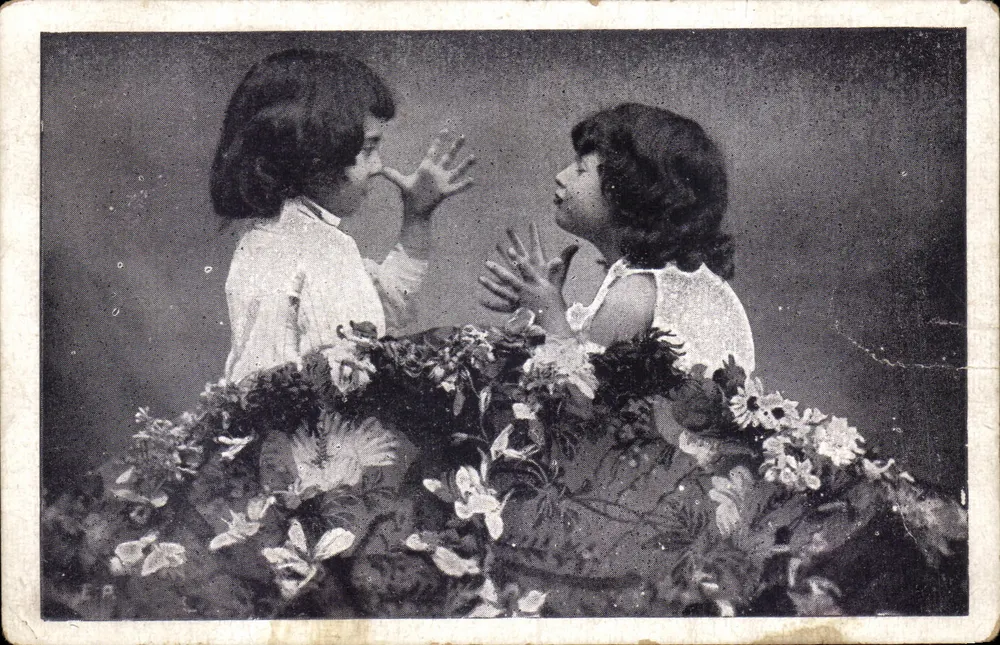 Zwei Kinder spielen mit Blumen — Verleger L.P. — Sammlung des Chocolat Escoffier - Vorderseite