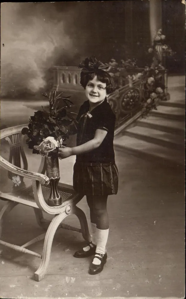 Lächelnde Mädchen mit Blumenstrauß — Radium Photo, Algier — n° 55 - Vorderseite