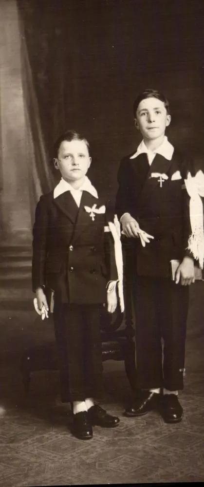 Due ragazzi in abito da comunione — numero di serie non leggibile - Recto