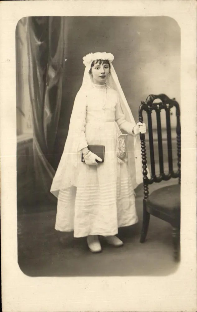 Menina com vestido de comunhão — editor não identificado - Frente