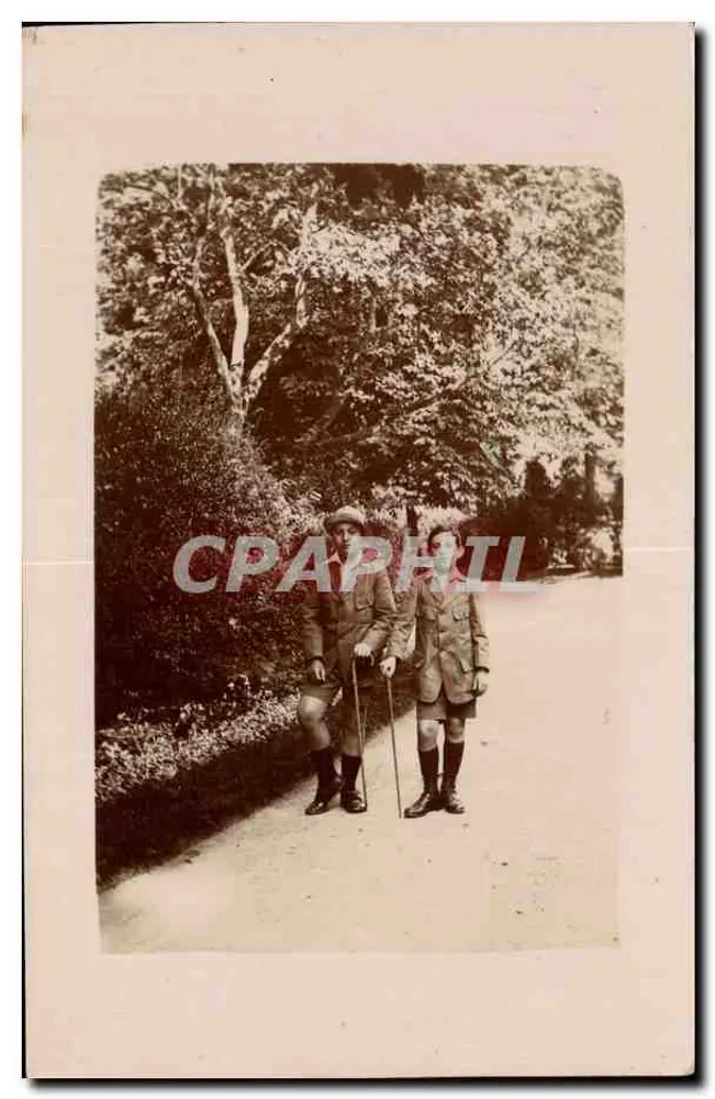 Due soldati in uniforme da campagna — sentiero circondato da alberi — editore non identificato - Recto