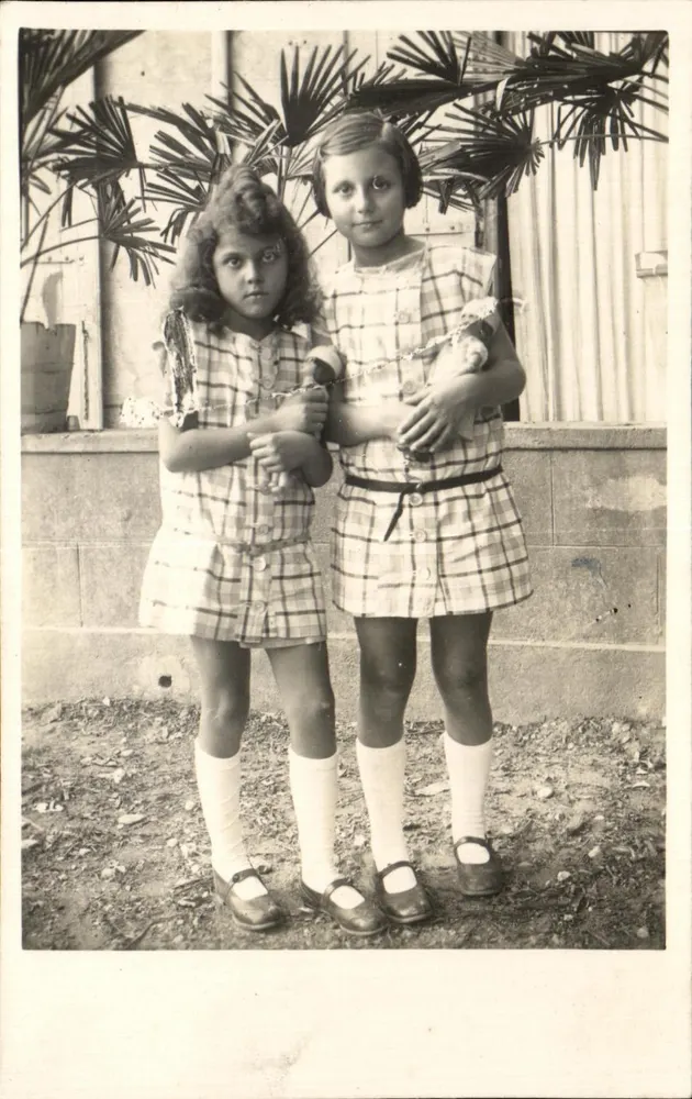 Duas jovens — roupas idênticas — Carta Postal - Frente