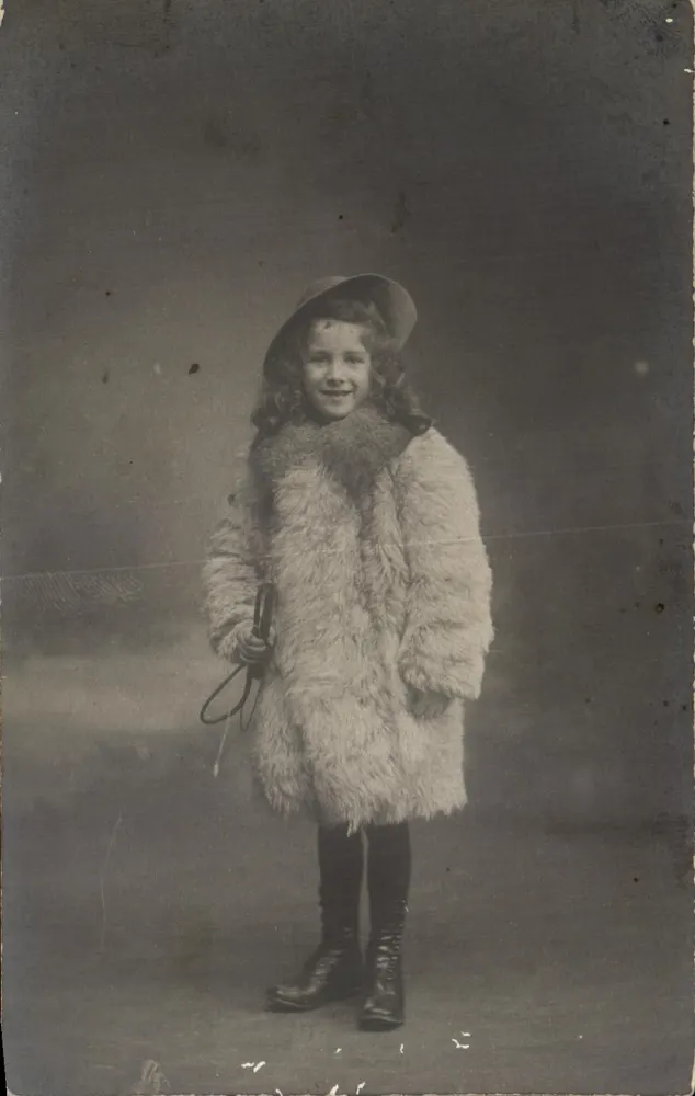 Ragazza con cappotto di pelliccia — studio — Julia, Fotografo Orléans - Recto