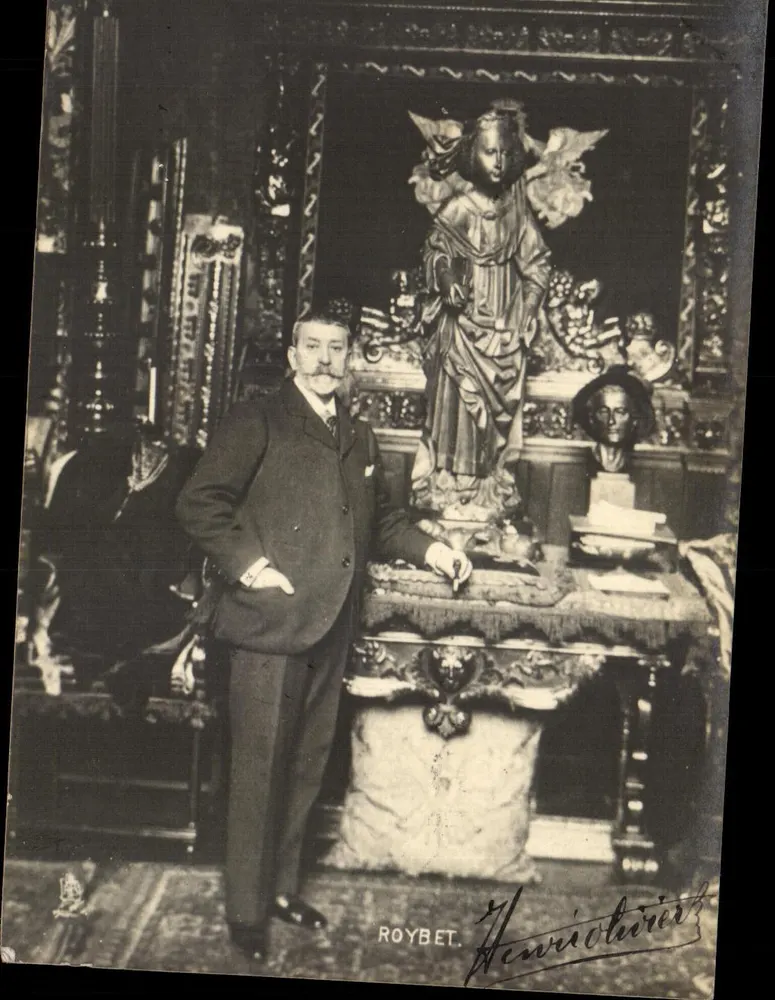 Homem em traje diante de uma estátua de anjo — ROYBET. Henrioturier — Série 173 - Frente