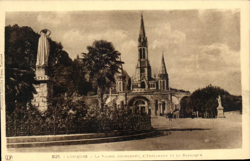 Lourdes - Die gekrönte Jungfrau, die Esplanade und die Basilika — Labouche Frères, Toulouse, n°821 - Vorderseite