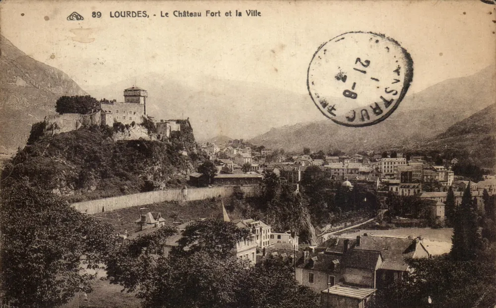 Lourdes - Das Burgschloss und die Stadt - Vorderseite
