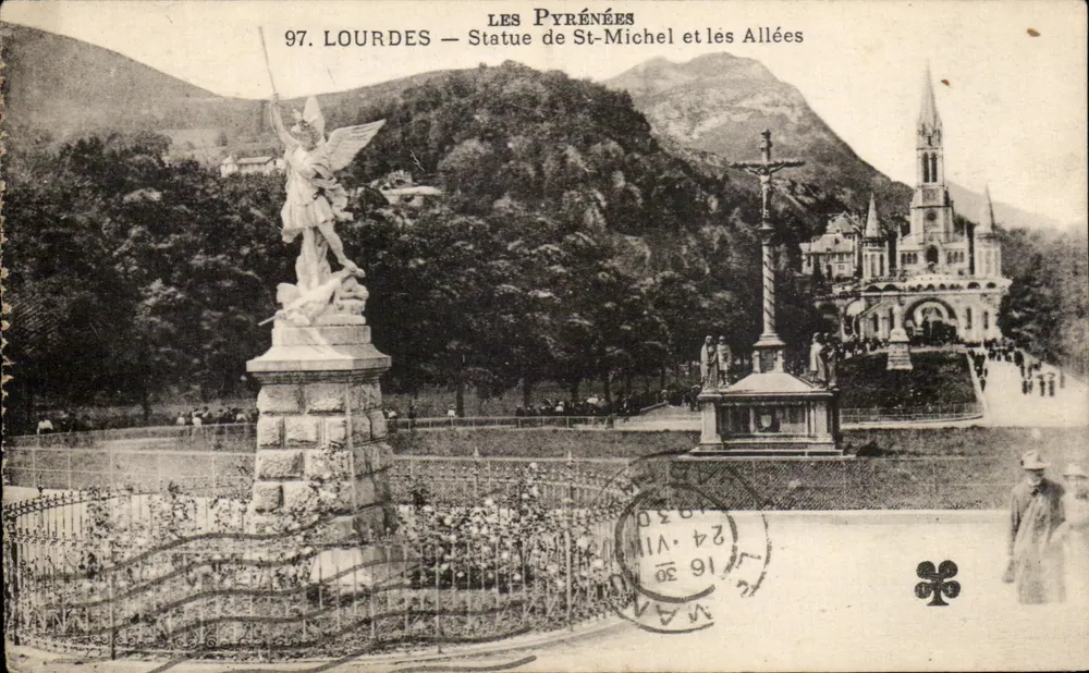 Lourdes — Statue des St. Michael und die Promenade — Verlag Les Pyrénées, Nr. 97 - Vorderseite