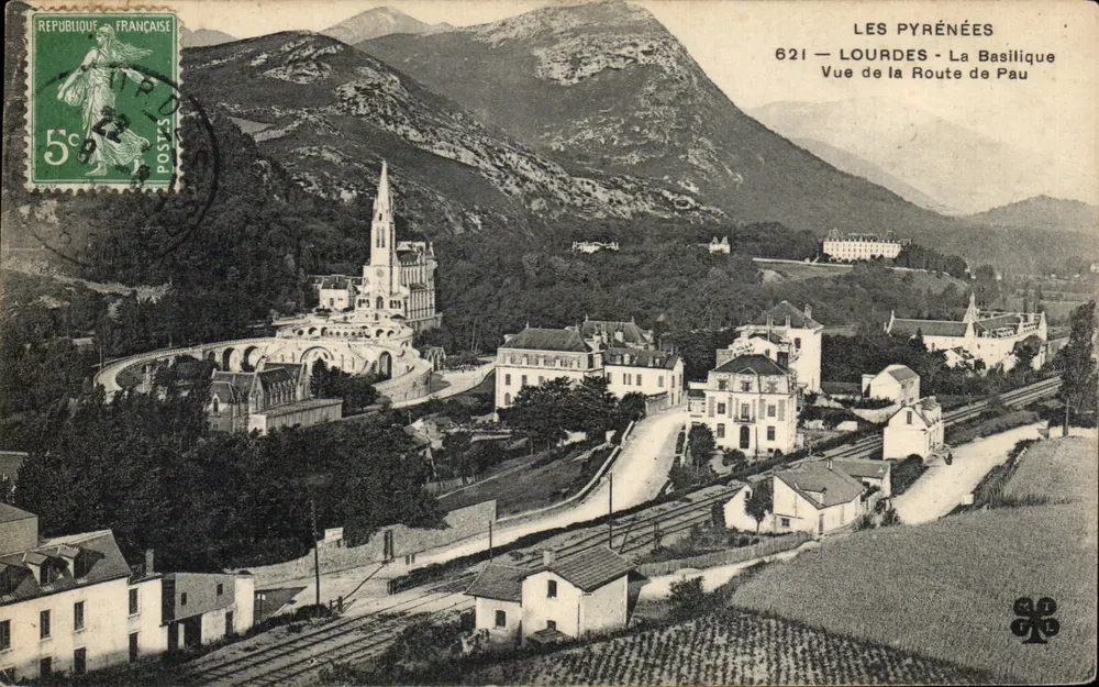 Lourdes — Die Basilika — Ansicht von der Straße von Pau — Verlag: Les Pyrénées, n° 621 - Vorderseite
