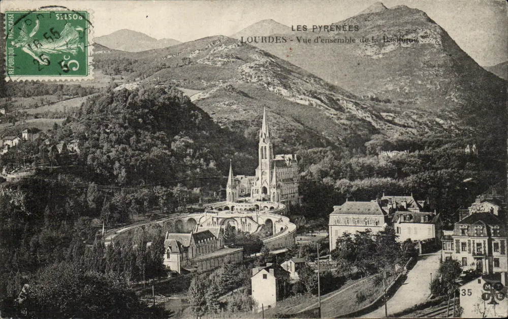 Lourdes — Vista Geral da Basílica — Os Pirineus - Frente