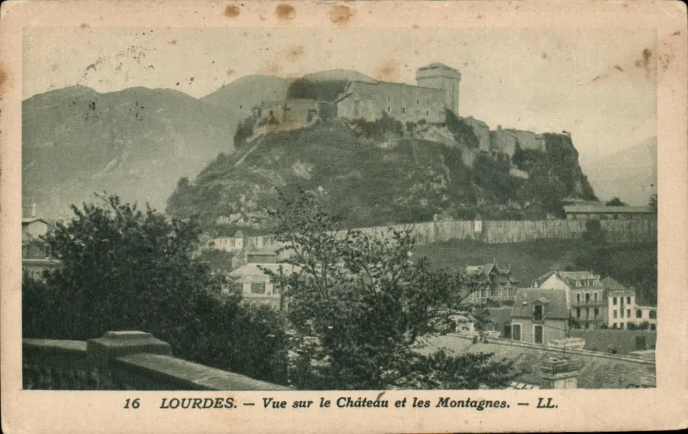 Lourdes — Blick auf das Schloss und die Berge — LL. — Nr. 16 - Vorderseite