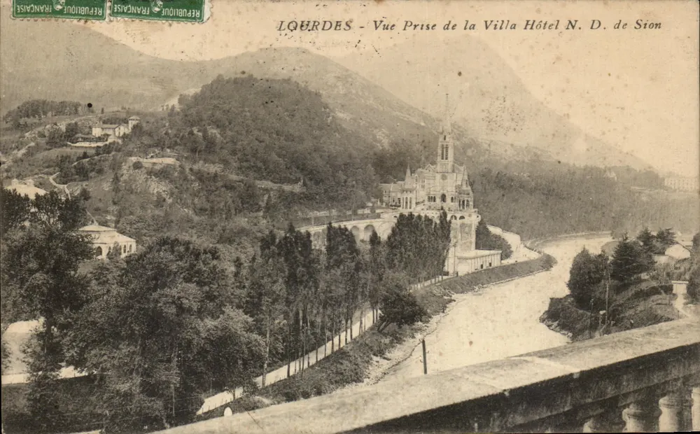 Lourdes — Ansicht vom Villa Hôtel N.D. de Sion - Vorderseite