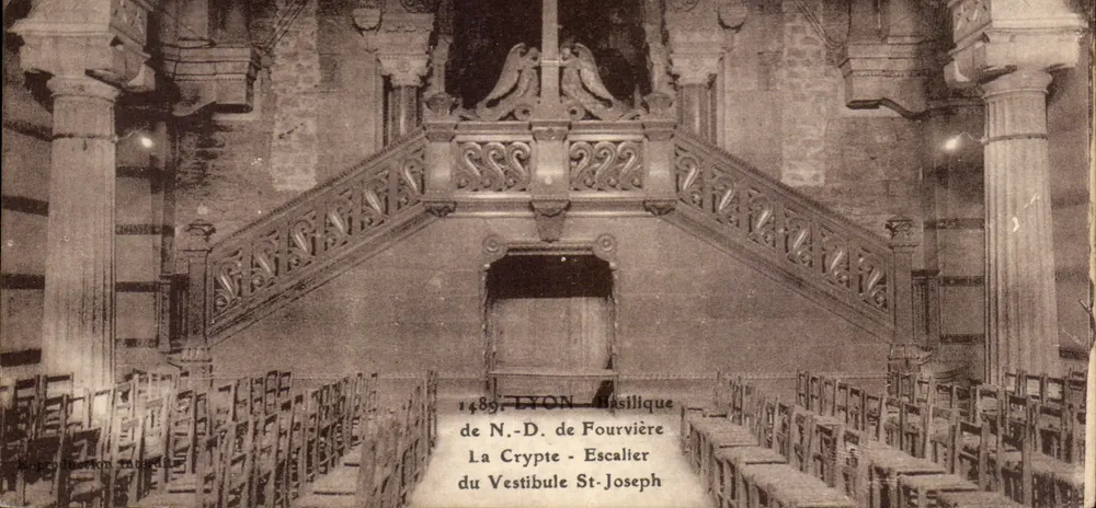 Basilika Notre-Dame de Fourvière — Die Krypta - Treppenhaus St. Joseph — Lyon - Vorderseite