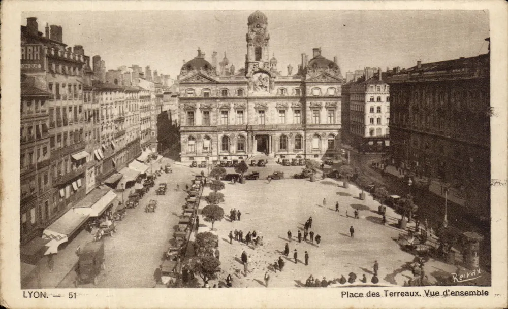Lyon — Place des Terreaux. Vue d'ensemble — éditeur Reirax, n° 51 - Frente