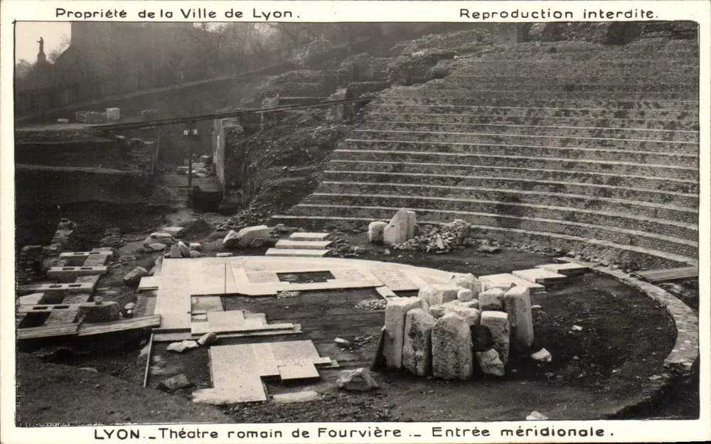 LYON — Römisches Theater von Fourvière — Südliche Eingangstür - Vorderseite
