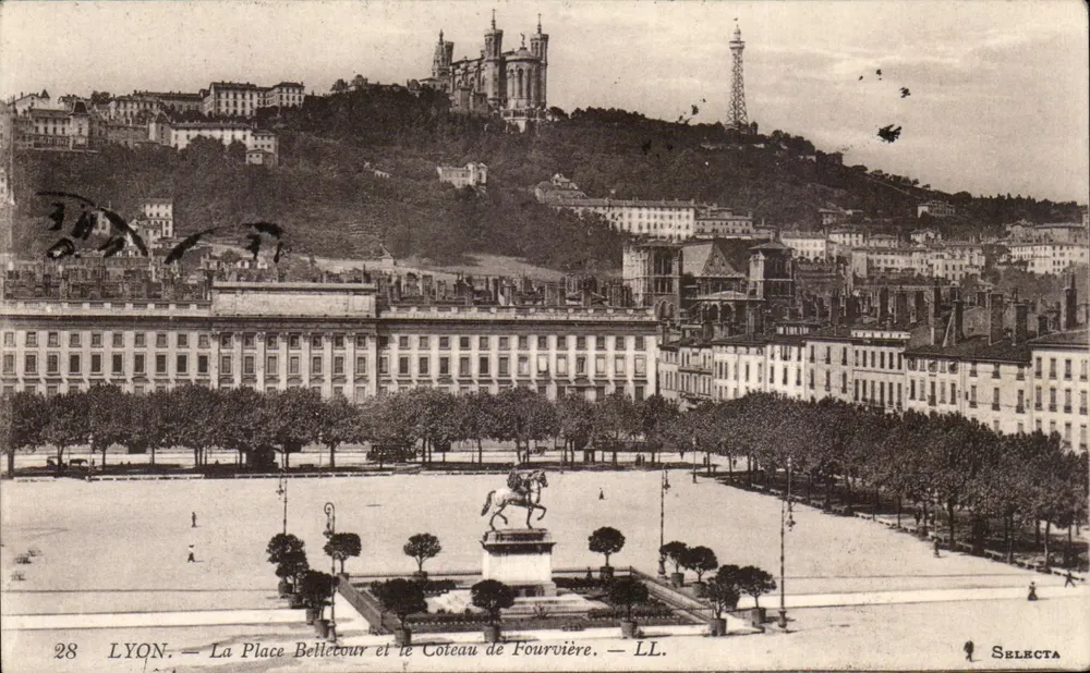 LYON — Ansicht der Place Bellecour und des Coteau de Fourvière — SELECTA - Vorderseite