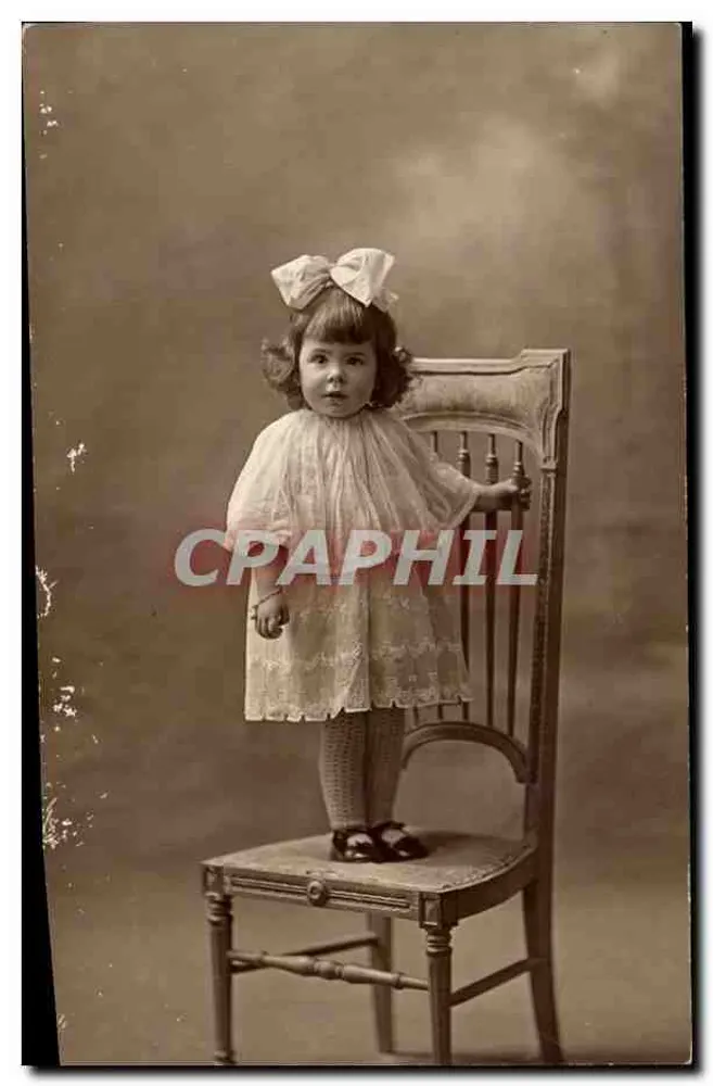 Kleine Mädchen, die auf einem Stuhl steht — Studio — Ancient Photography Provost, Toulouse - Vorderseite