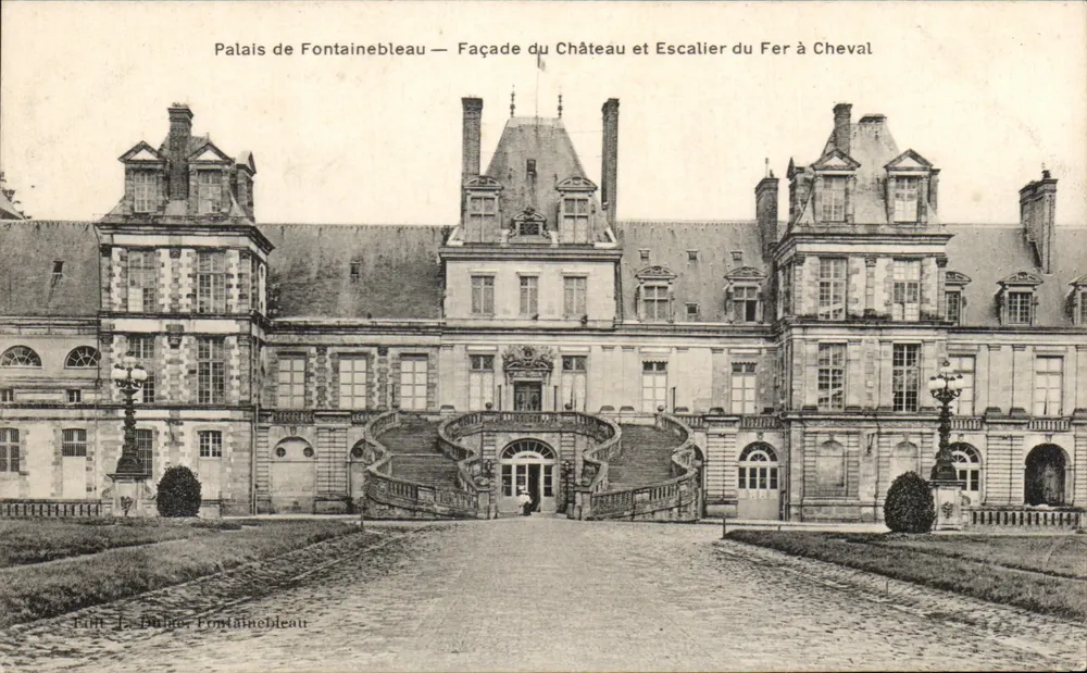 Schloss Fontainebleau — Fassade und Pferdegalopp-Treppe — Verlag J. Dulois, Fontainebleau - Vorderseite
