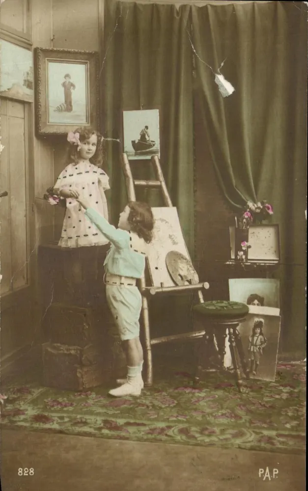 Kleine Mädchen, die mit einer Puppe spielt — Studio-Szene mit Leiter, Staffelei und Gemälden — Verlag P.A.P. n° 828 - Vorderseite