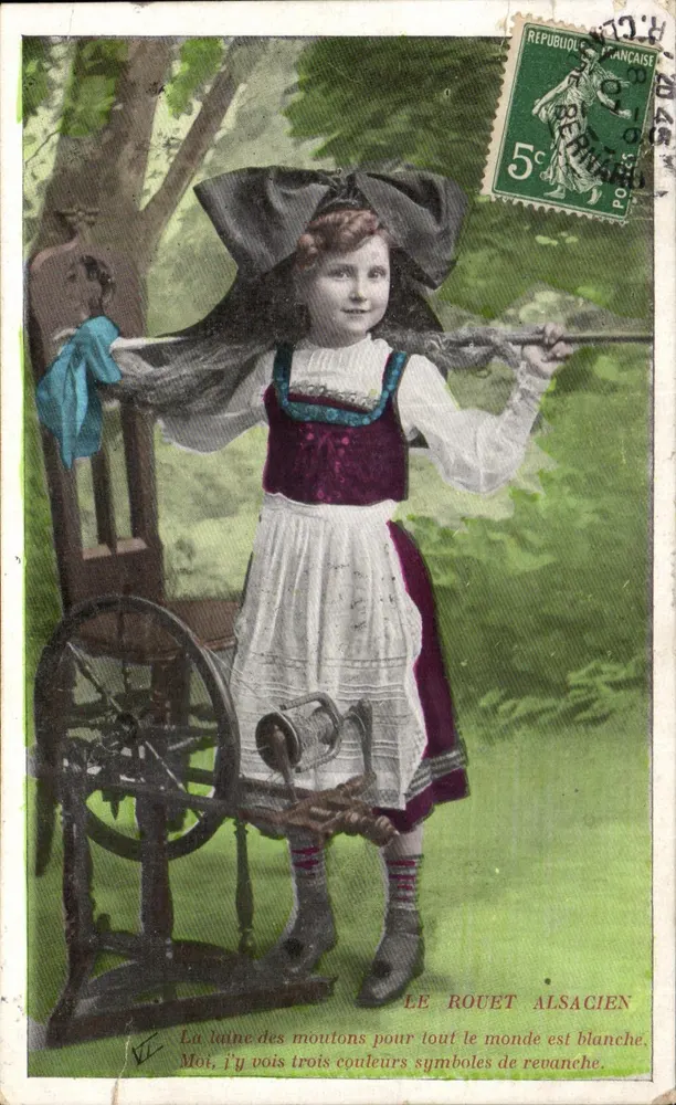 Der elsässische Spinnrad — Das Wolle der Schafe ist für alle weiß. Wort, ich sehe drei Farben, Symbole der Rache. — Verleger V. (Signatur sichtbar) — 5c grüner französischer Republikstempel gestempelt in Paris - Vorderseite
