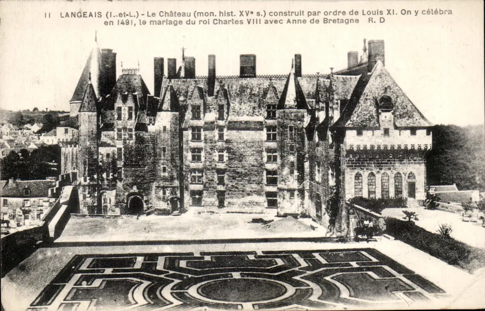 Langeais (Loire) — Das Schloss (historisches Monument, 15. Jahrhundert), errichtet auf Befehl von Ludwig XI. Dort fand die Hochzeit des Königs Karl VIII. mit Anne von Bretagne statt. R. D. - Vorderseite