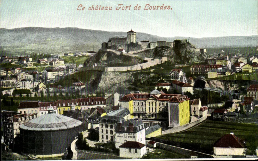O castelo forte de Lourdes — vista panorâmica — Edição de P. Milisen Carnalique, Lourdes (P.P.) - Frente