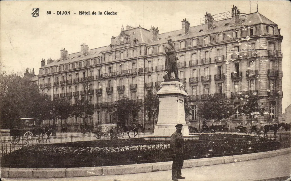 Dijon — Hôtel de la Cloche avec statue monumentale — éditeur R. NIELS - Frente