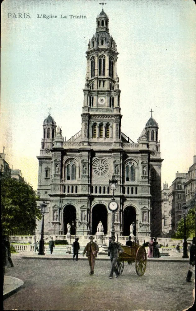 Paris. A Igreja da Trindade — vista da fachada com sino e estátuas — editor não visível - Frente