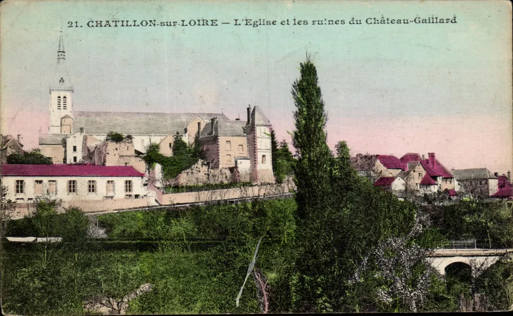 Chatillon-sur-Loire — Die Kirche und Ruinen des Château-Gaillard - Vorderseite