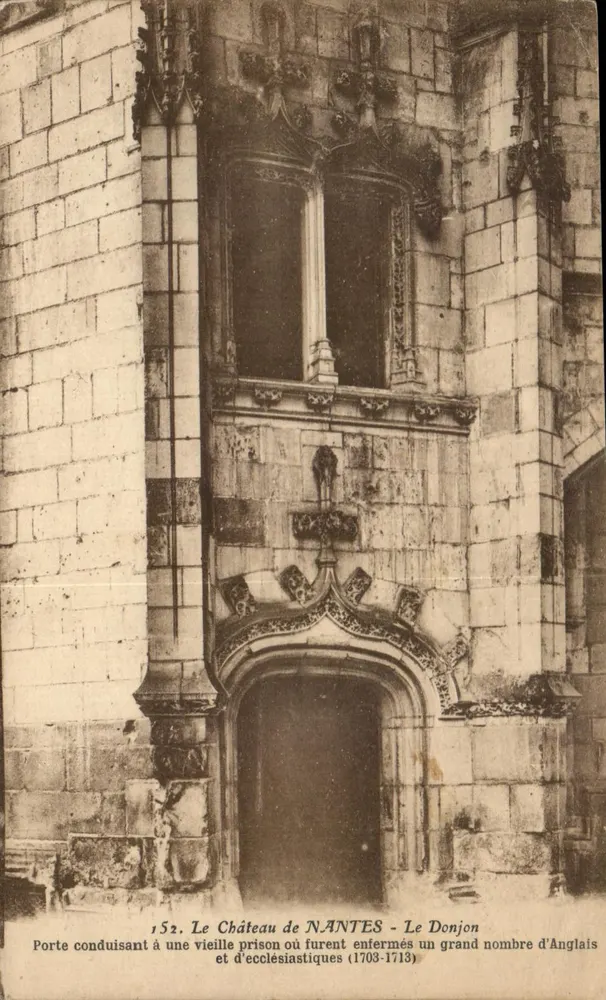 Das Schloss von NANTES - Der Bergfried — Tor, das zu einer alten Gefängnis führt, in dem viele Engländer und Geistliche gefangen gehalten wurden (1703-1713) — Verlag Nozales, n° 152 - Vorderseite