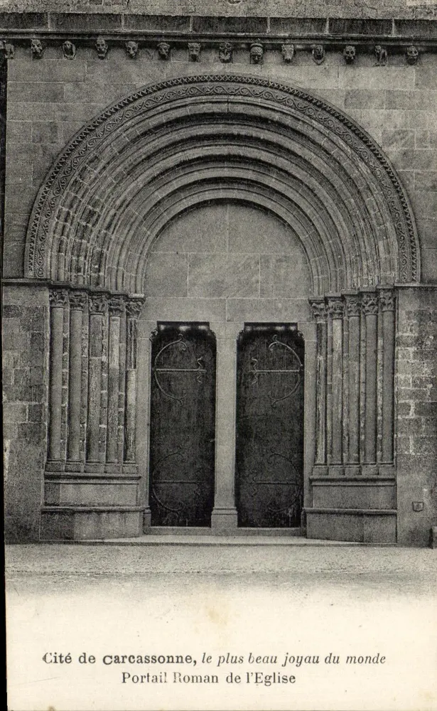 Römischer Portal der Kirche — Stadt Carcassonne, das schönste Juwel der Welt — Maison de Trencavel - Vorderseite