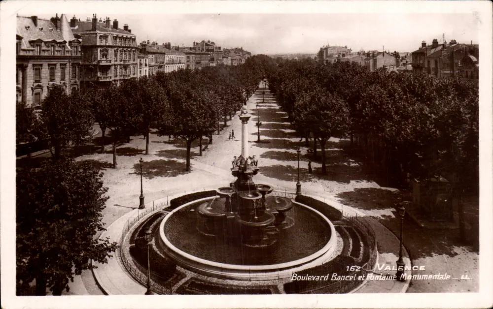 Valence — Boulevard Bancel e Fontaine Monumentale — Lévy e Neurden, Imp. Paris - Frente