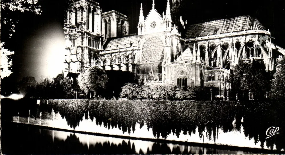 Nossa Senhora de Paris — iluminada — Cie des Arts Photomécaniques - Frente
