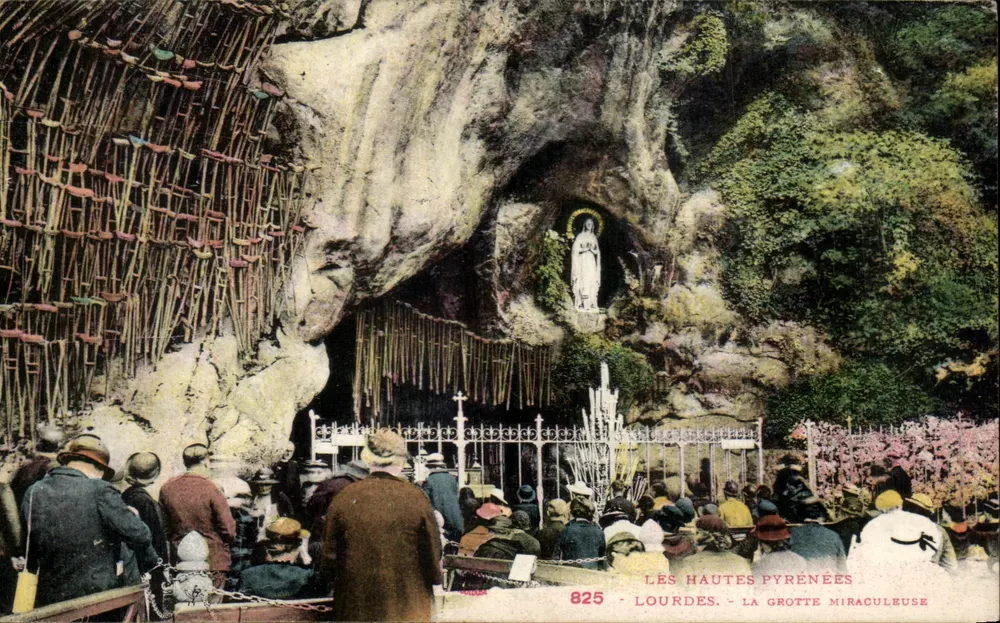 Lourdes - Die Wundergrotte — Les Hautes Pyrénées, Verlag Lourdes, Nr. 825 - Vorderseite