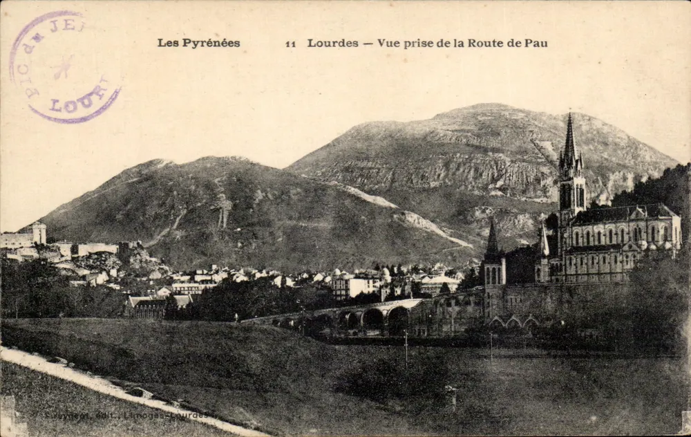 Lourdes — Ansicht vom Route de Pau — Die Pyrenäen, Nr. 11, Verlag Lhômage Lourdes - Vorderseite