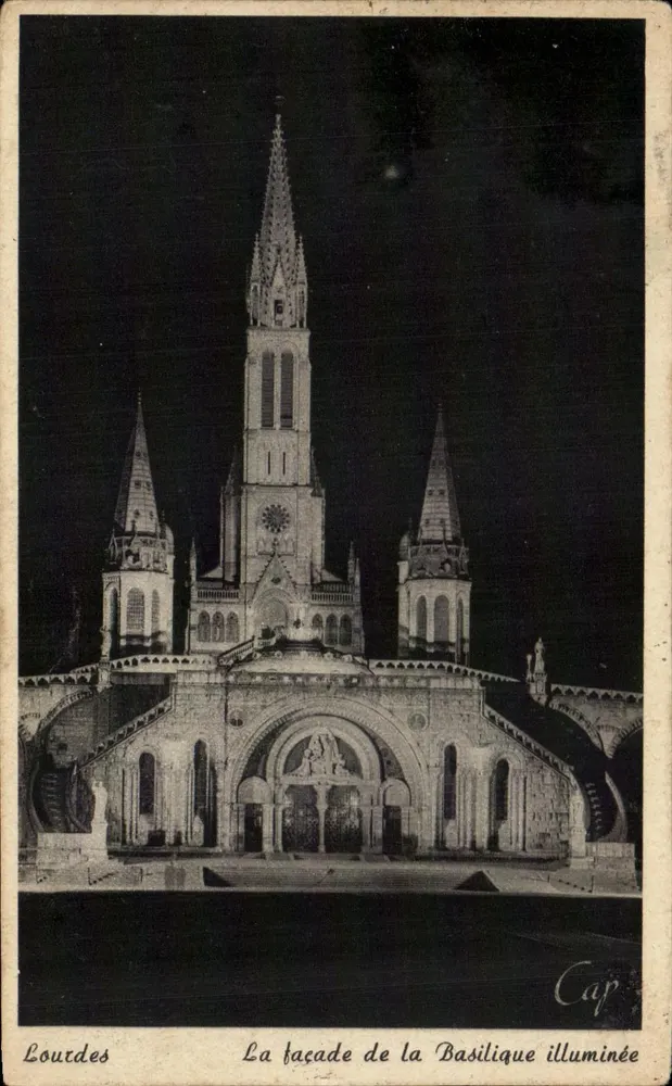 Lourdes — Die beleuchtete Fassade der Basilika — Cap - Vorderseite