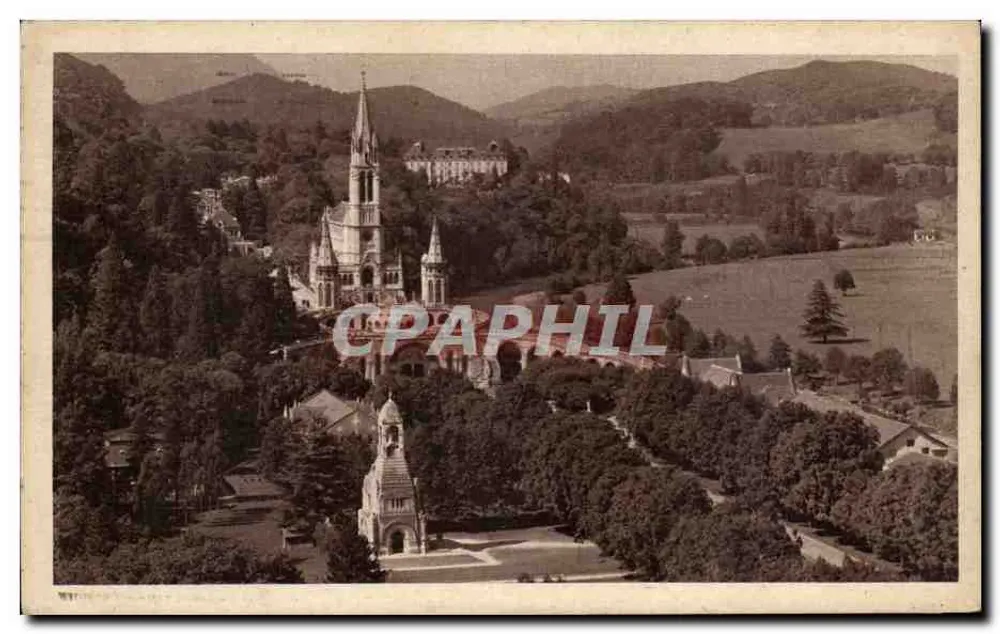 Lourdes — Der Kriegerdenkmal und die Basilika — Paris-Ausgabe der Welt - Vorderseite