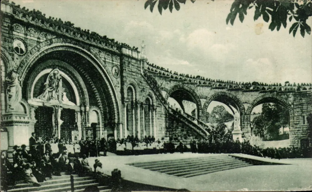 Lourdes (Hautes-Pyrénées) — A Basílica durante a Bênção — Fotógrafo Marcel Delbecq, n°61 - Frente