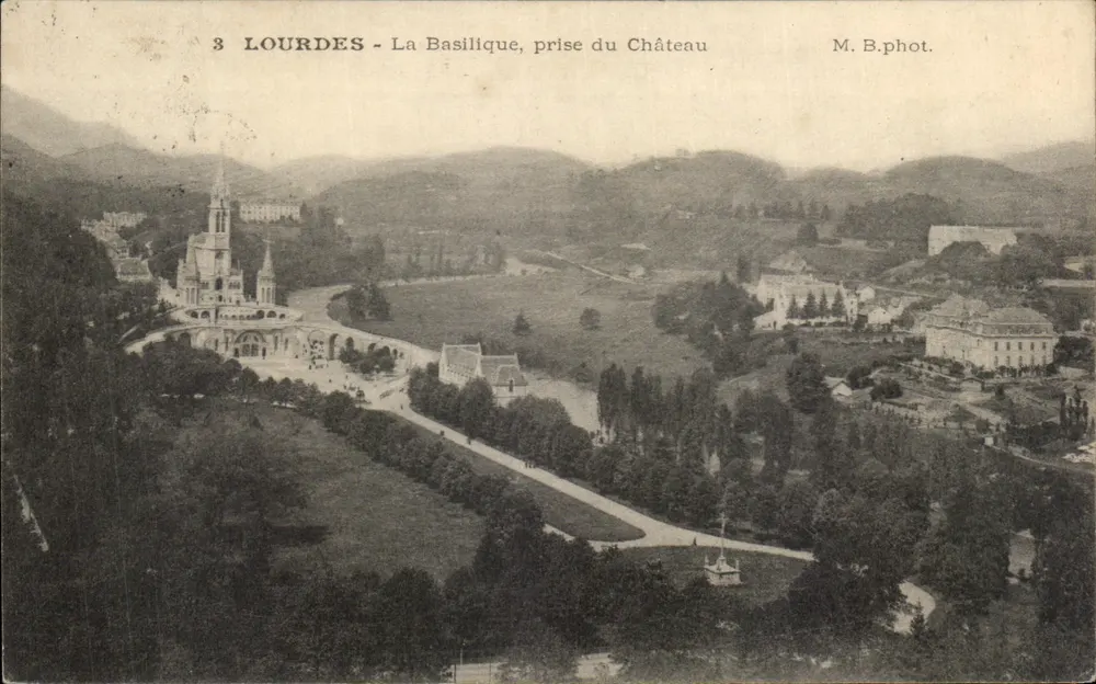 Lourdes - A Basílica, vista do Castelo — M.B.phot. - Frente