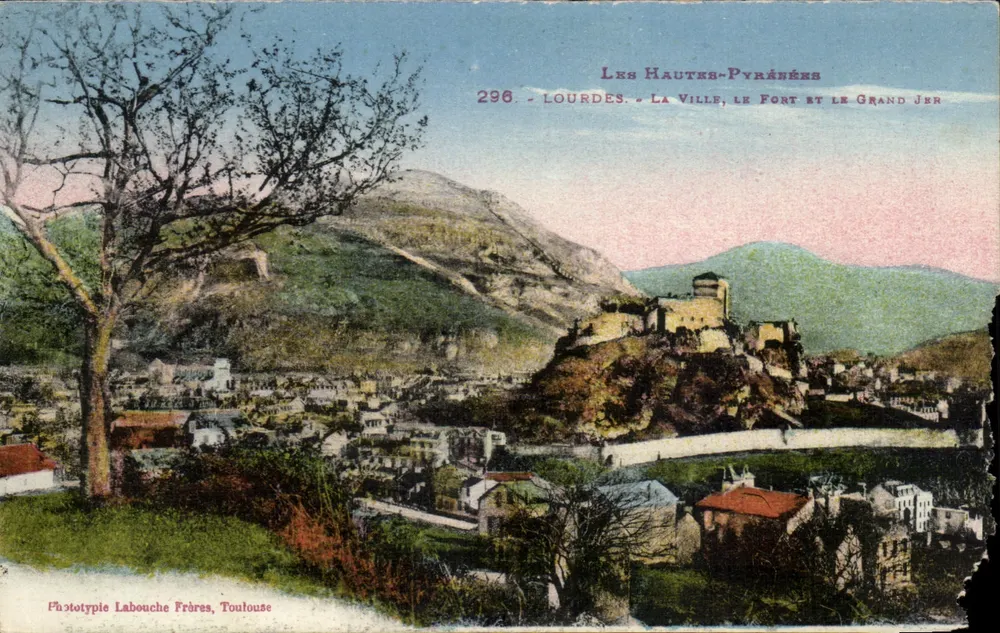 Lourdes - Die Stadt, Das Fort und Der Große Jérôme — Les Hautes-Pyrénées — Phototypie Labouche Frères, Toulouse, n°296 - Vorderseite